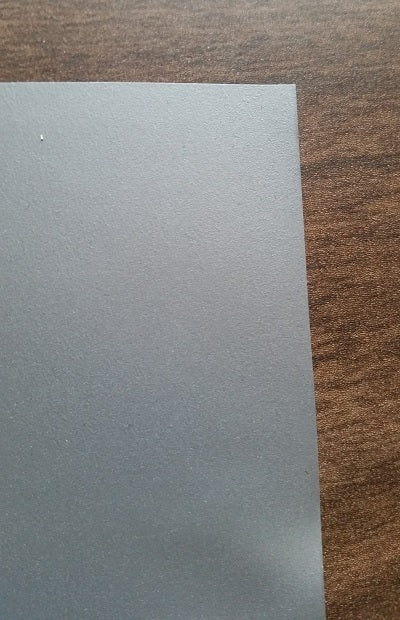 Graue Vorderseite des ALR Hochkontrast Leinwandtuchs mit matter Oberfläche und verbessertem Kontrast bei Tageslicht