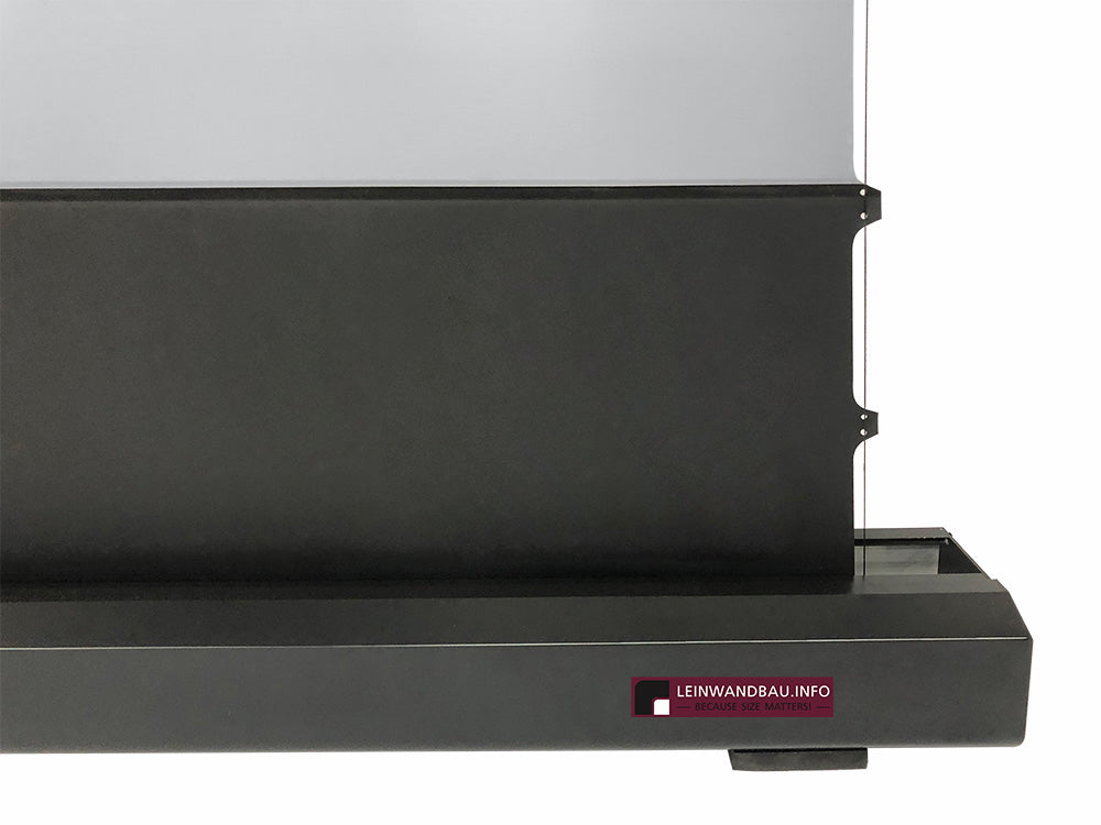 Detailansicht des Standgehäuses der CLR Motor-Bodenleinwand von leinwandbau.info. Die Leinwand fährt elektrisch aus dem Gehäuse nach oben und steht frei auf Boden oder Sideboard