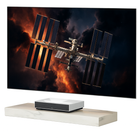 Ultrakurzdistanzprojektor vor einer CLR PET Crystal Leinwandtuch-Projektionsfläche, optimiert für hohe Helligkeit und Kontrast bei Umgebungslicht